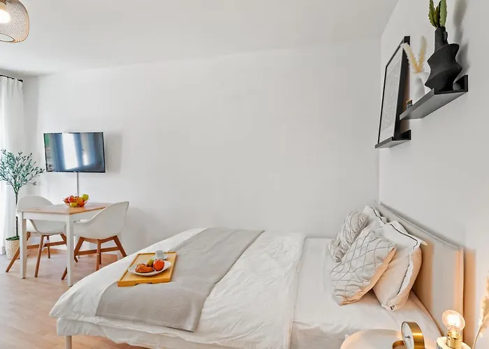 Close To Lake & Balcony 1 Bdr Wollishofen Self Check In